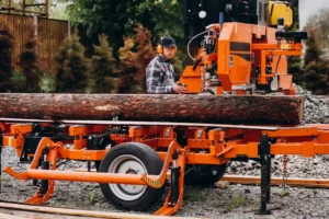 Trabalhador operando equipamento de corte de madeira em ambiente rural, destacando a importância de equipamentos duráveis e de alto desempenho no trabalho rural e florestal.