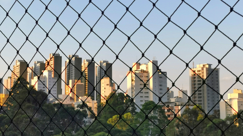 A importância das redes em ambientes com pé-direito duplo