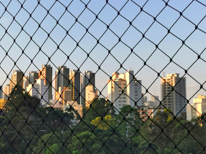 A importância das redes em ambientes com pé-direito duplo
