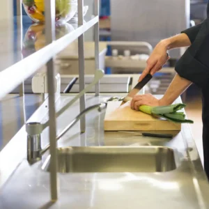 Móveis em inox na cozinha: Higiene, durabilidade e estética  